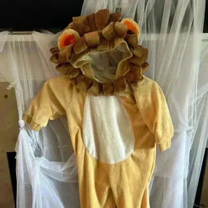 Wizard of Oz Childs Lion Costume. 2-3year old. Preowned. Foot Straps.